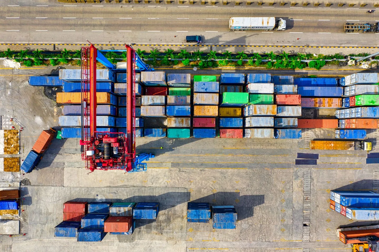 Vue aérienne d'un terminal à conteneurs avec portique de manutention, illustration du secteur de la logistique