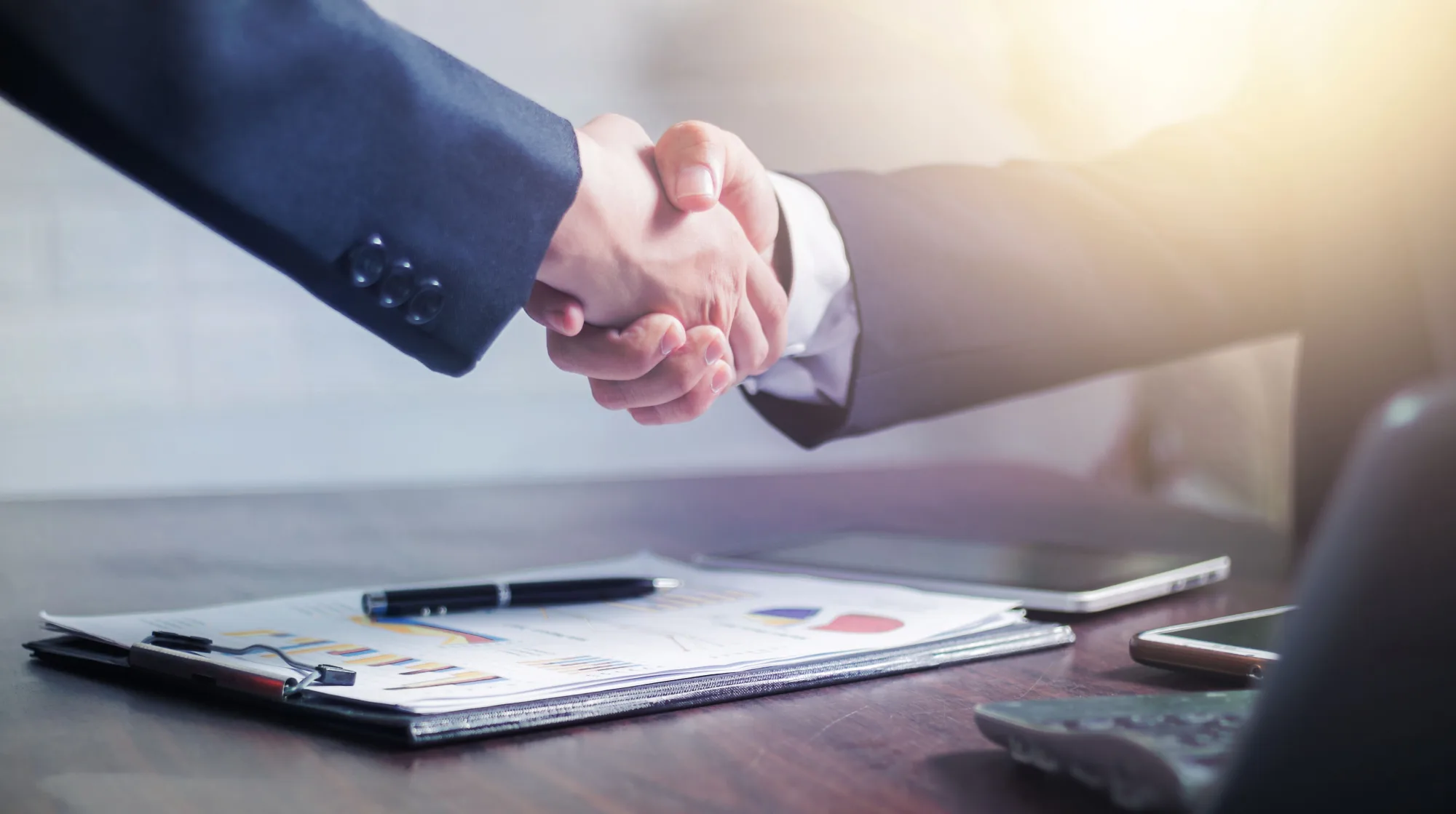 Poignée de main entre deux professionnels scellant un accord de confiance