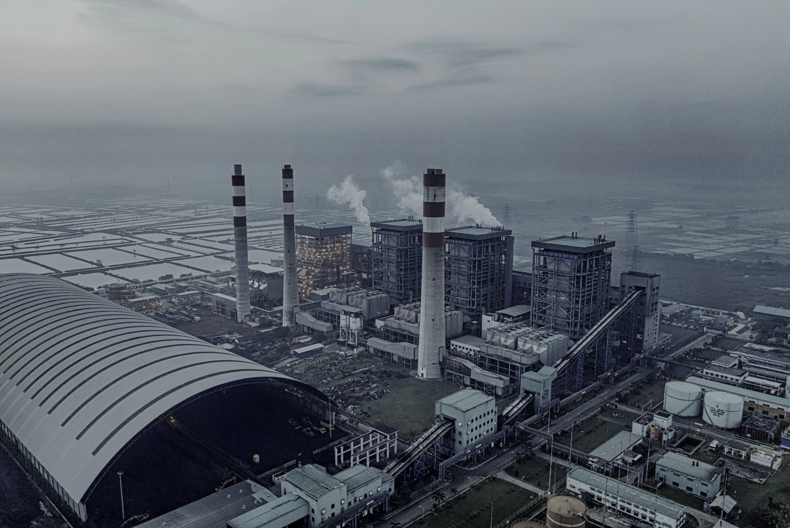 Vue aérienne d'un site industriel et logistique, symbole des carrières en logistique et supply chain